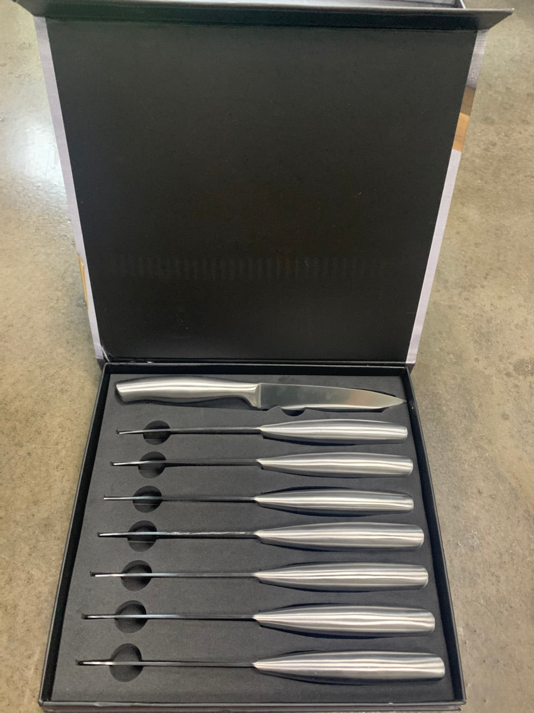 Caripeloy Steak Knife 8 Piece Premium Stainless Steel Steak Knife Kitchen Steak Knife Super Sharp Serrated Steak Knife with Gift Box, Silver